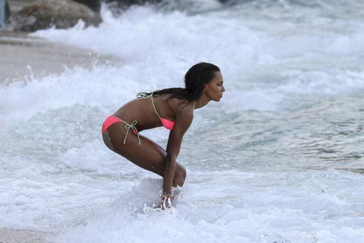 Jasmine Tookes se da un chapuzón