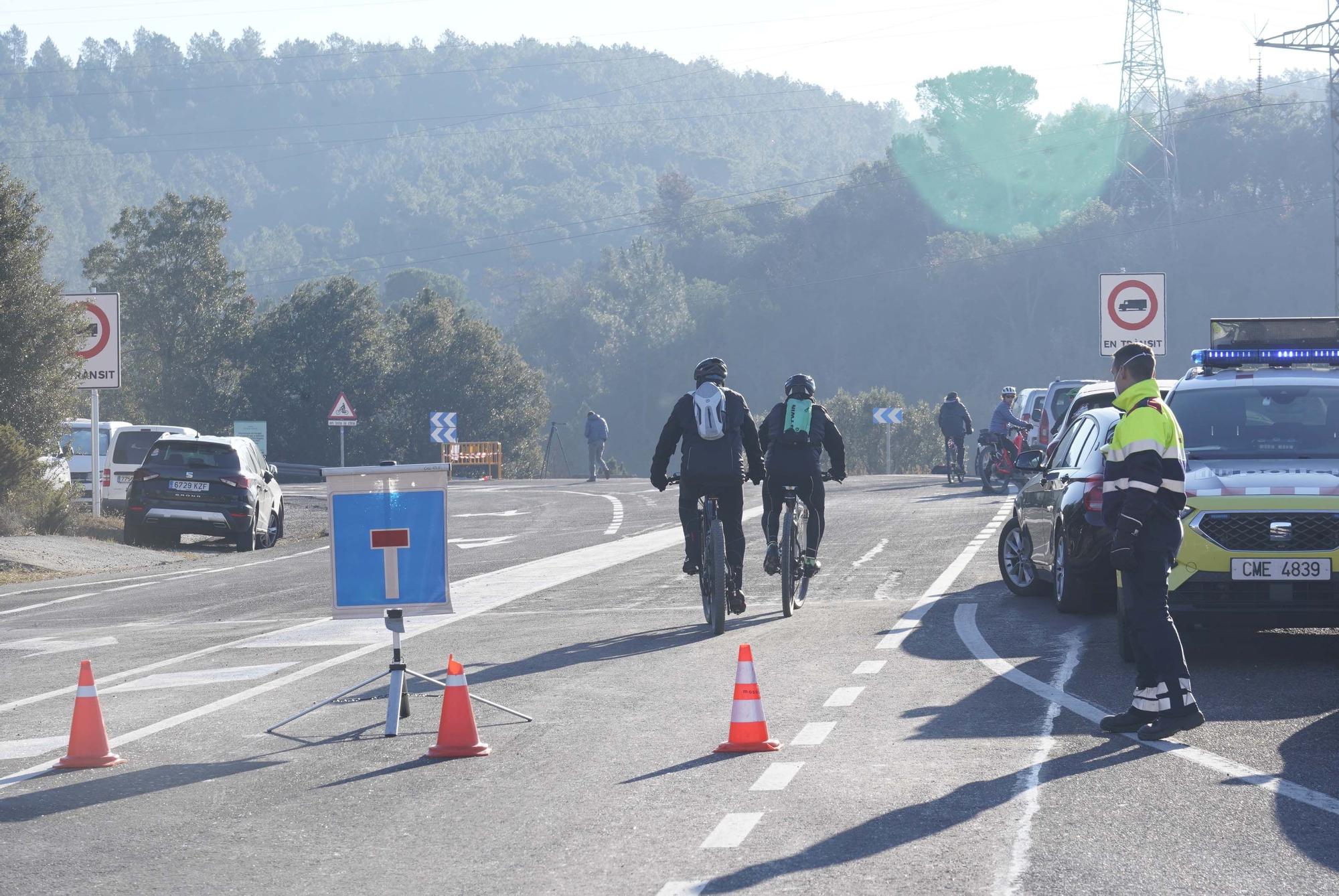 Els ciclistes tallen la carretera del Àngels