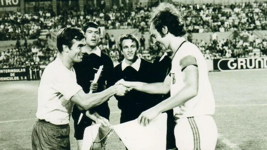 Tonono y Beckenbauer se saludan en el Estadio Insular, en 1972, en el encuentro amistoso que enfrentó a la UD y al Bayern de Múnich.