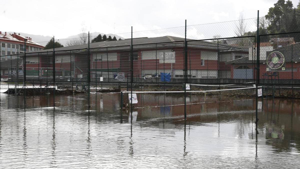 La crecida del río Miñor provoca inundaciones a su paso por Gondomar