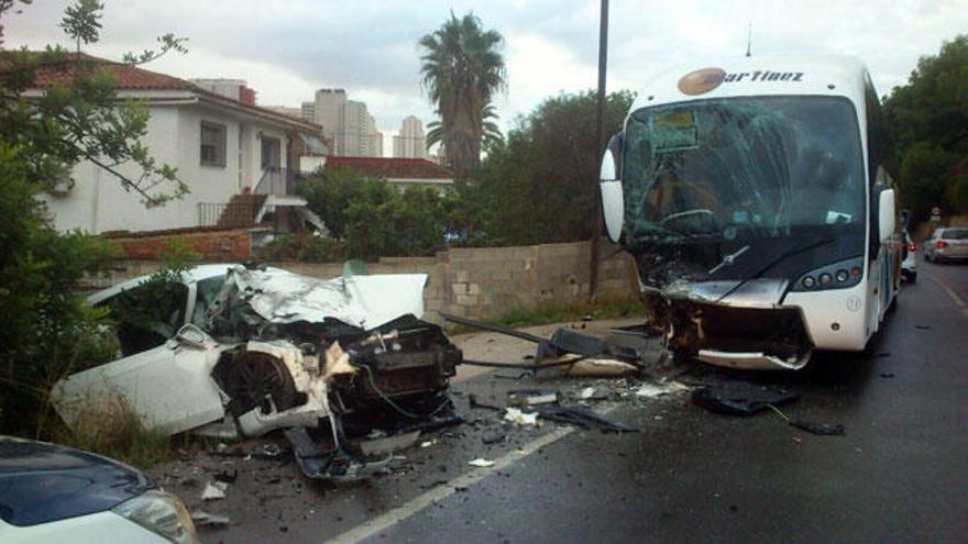 Un herido leve al chocar un coche contra un autobús escolar en Benidorm