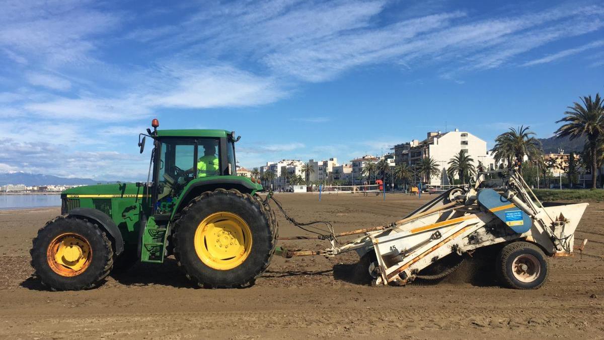 Roses neteja i condiciona les seves platges per als passejos de veïns i veïnes