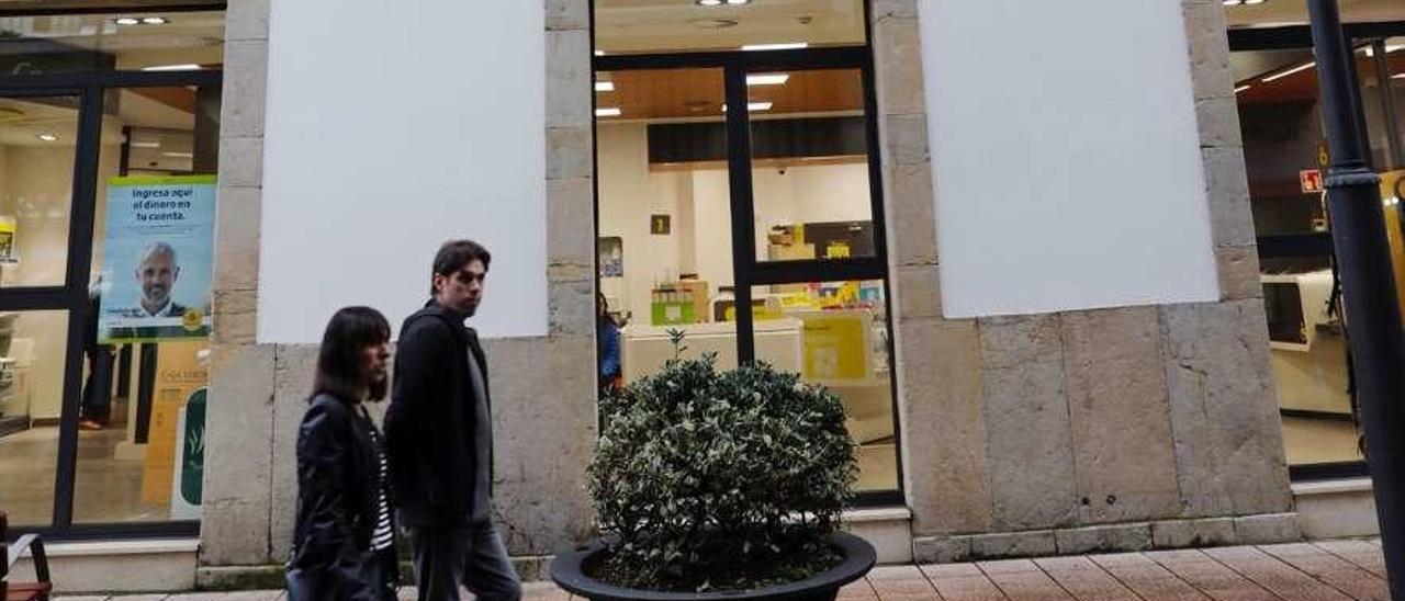 La fachada de la oficina central de Correos en Avilés.