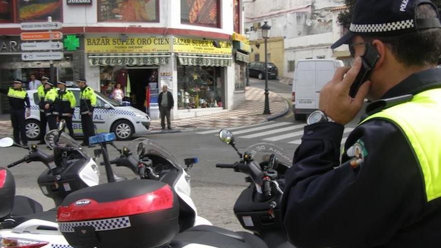 Un policía local en Marbella.