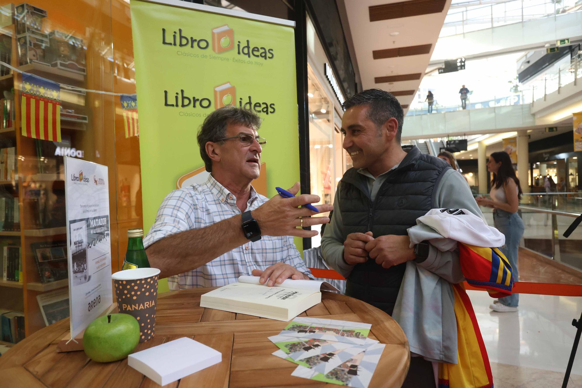 La firma de libros de Kempes en Valencia