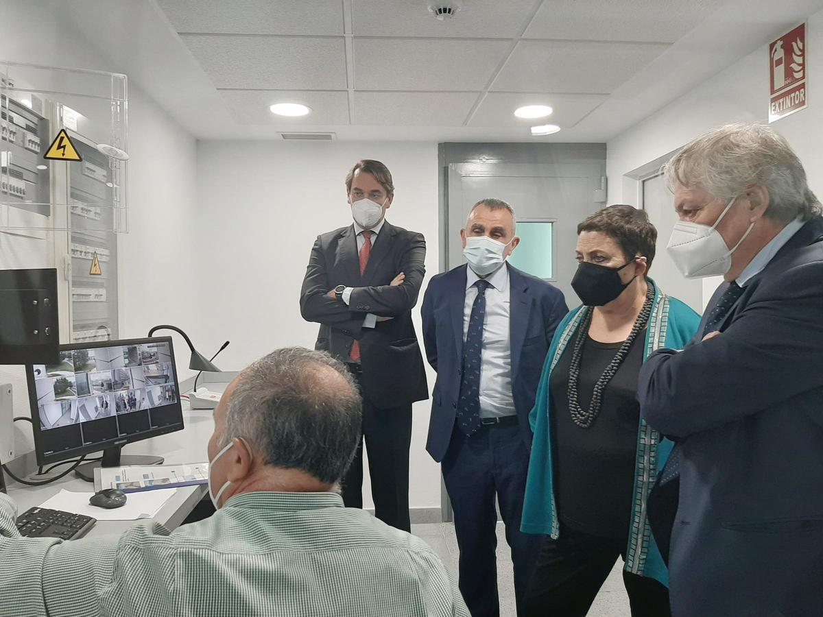 Una visita de autoridades al módulo penitenciario del hospital de Ourense, donde los reclusos son atendidos bajo condiciones de seguridad.