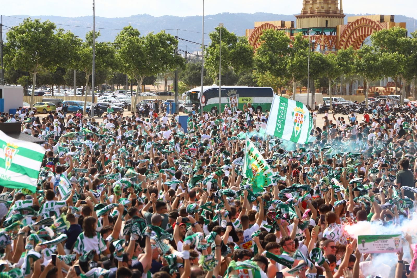 Córdoba CF-Ponferradina | El espectáculo de los aficionados en la Fan Zone de El Arcángel