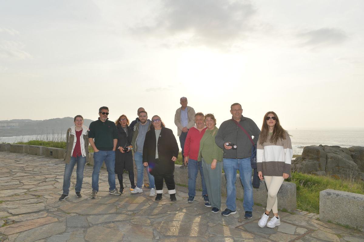 Miembros de la agrupación ÍO durante el día espejo, en el entorno de la Torre de Hércules.
