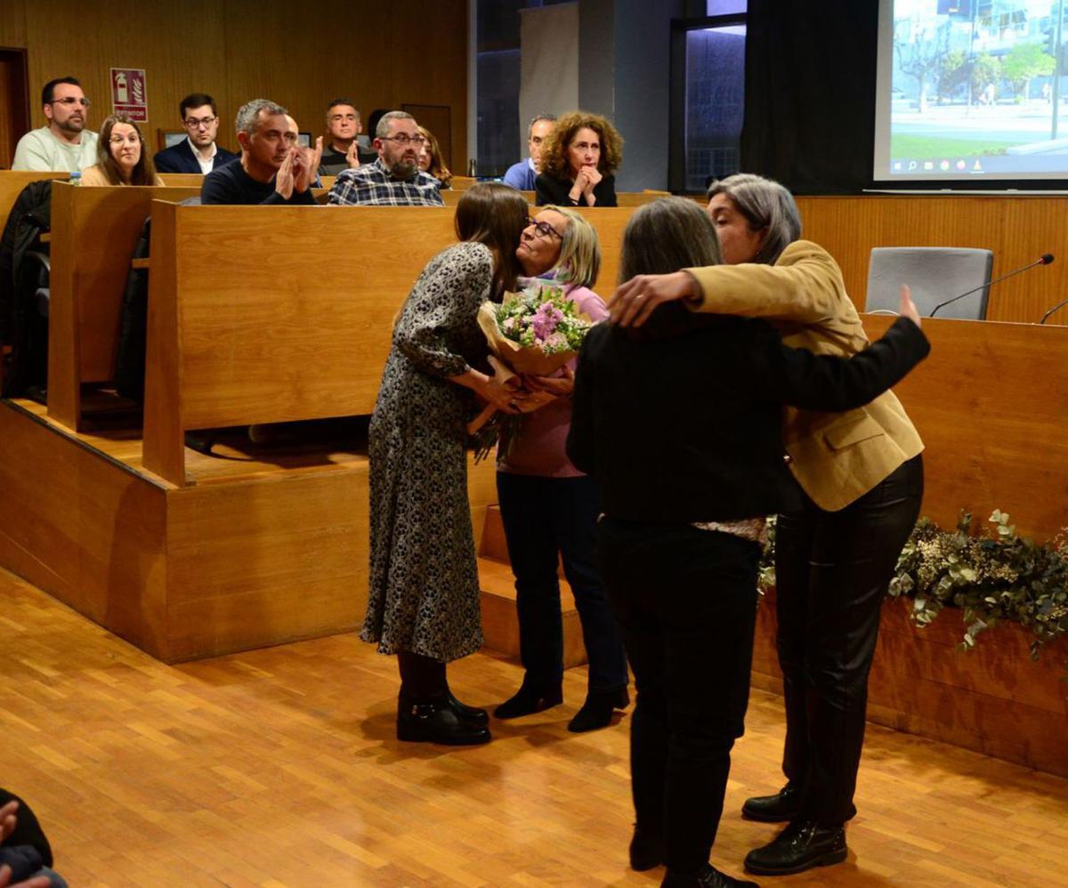 Sobrina y hermana de Villoch reciben flores de la mano de Aurora Prieto
y Victoria Portas.
| G.N.