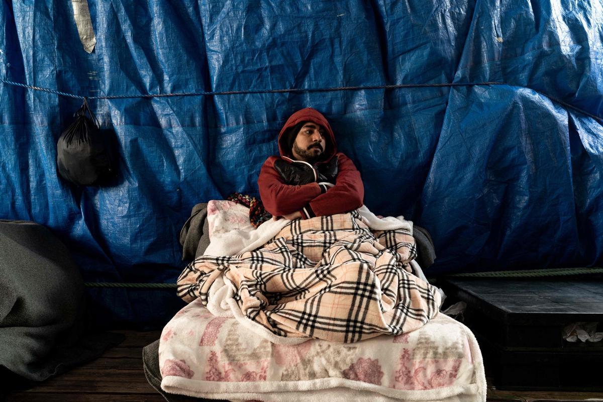 Migrantes descansando a bordo del barco de rescate Ocean Viking de la organización humanitaria marítima europea SOS Mediterranee en aguas internacionales en el golfo de Catania