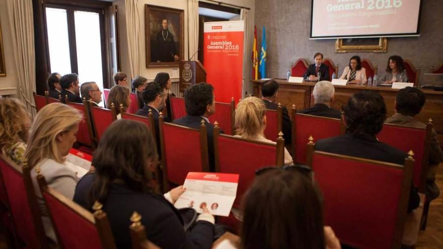 En la mesa, por la izquierda, Francisco Delgado, Eva Rodríguez y Rosario García, en la inauguración del encuentro emprearial de AEFAS celebrado en el salón de actos del RIDEA, en Oviedo.