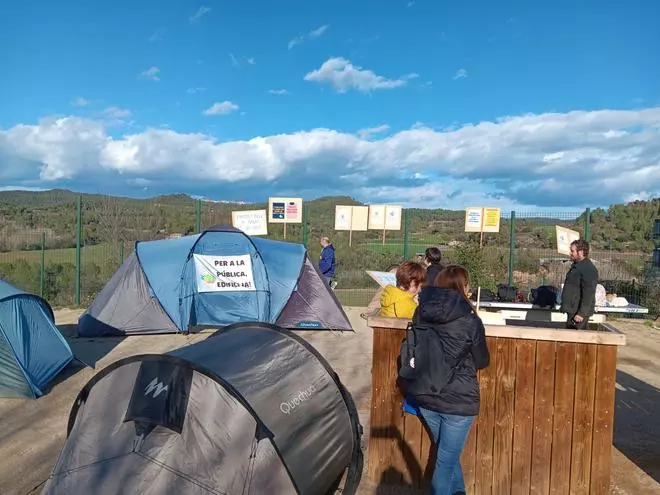 Una trentena de persones dormen a l'Institut de Navàs per exigir el nou edifici: "Estem farts de paraules, volem fets"