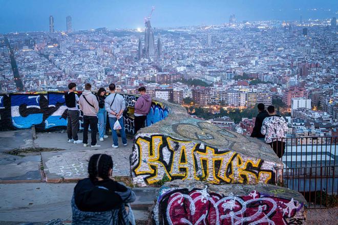 Barcelona se compromete a limitar la entrada de turistas a los búnkers del Turó de la Rovira