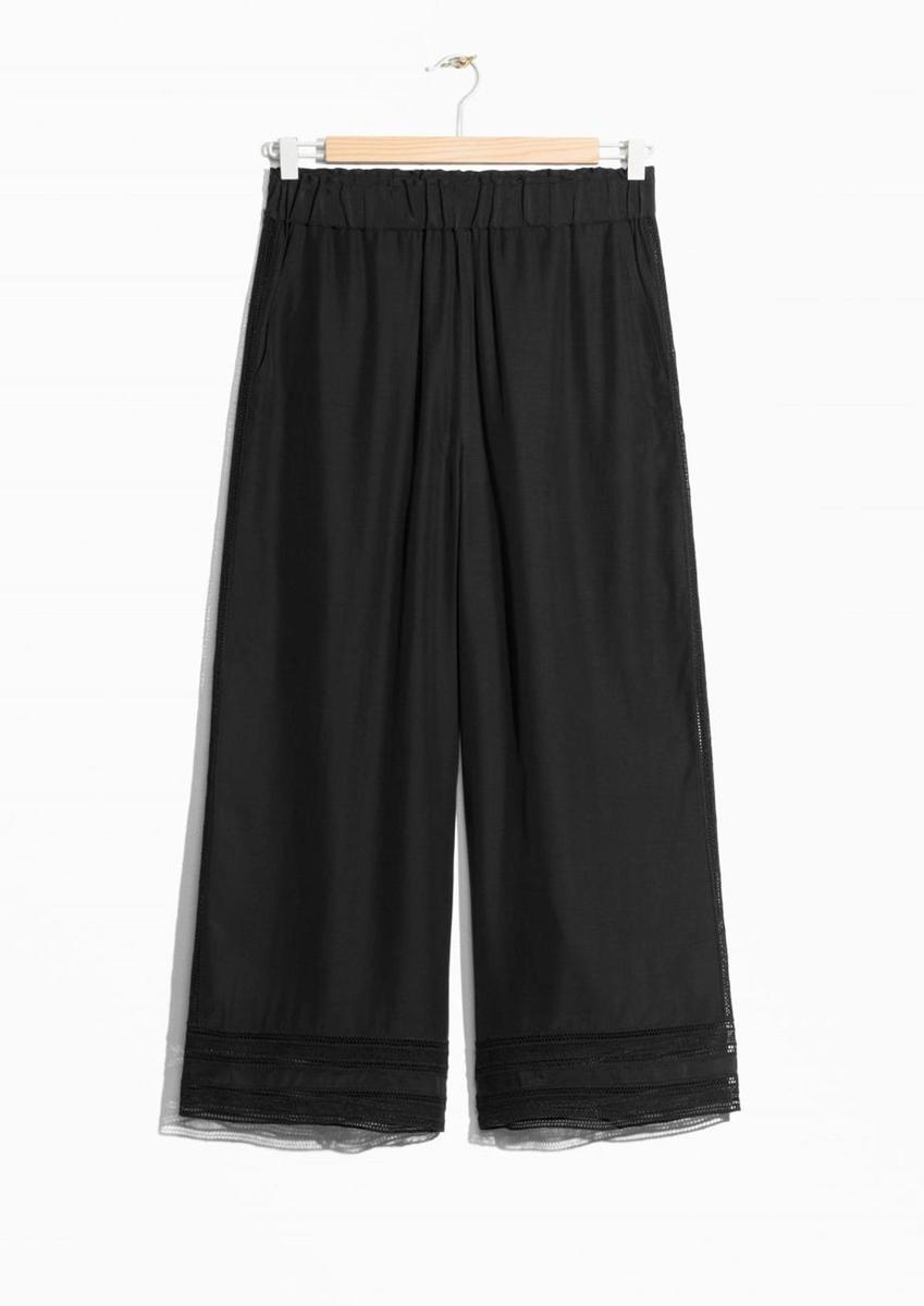 Prendas para llevar la tendencia pijama: pantalón negro con puntilla