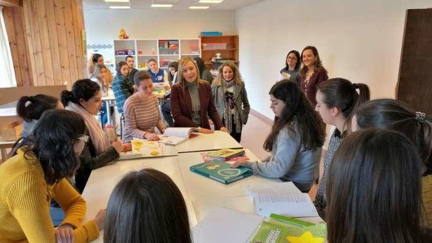 Elena Muñoz durante su visita, ayer, al centro Aloya. // FdV