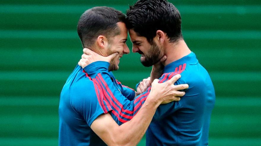 Lucas Vázquez e Isco bromean durante el entrenamiento // Armando Banani