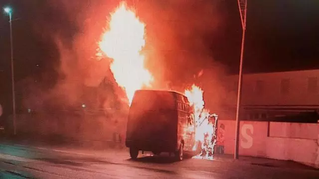 Arden una furgoneta en A Xunqueira y parte del palco de la fiesta de Moaña