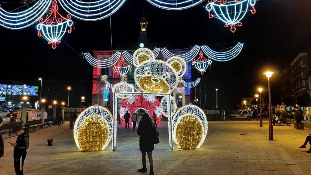 Villaviciosa enciende la Navidad: así es el alumbrado con "photocoll"  de la capital de concejo