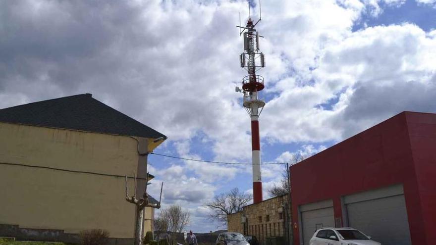 Antena de telecomunicaciones situada junto al Centro de Salud.