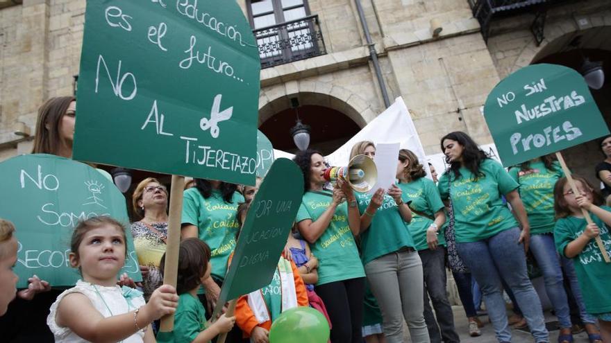 El gobierno de Avilés suspende la negociación sindical por la huelga del personal de las escuelinas