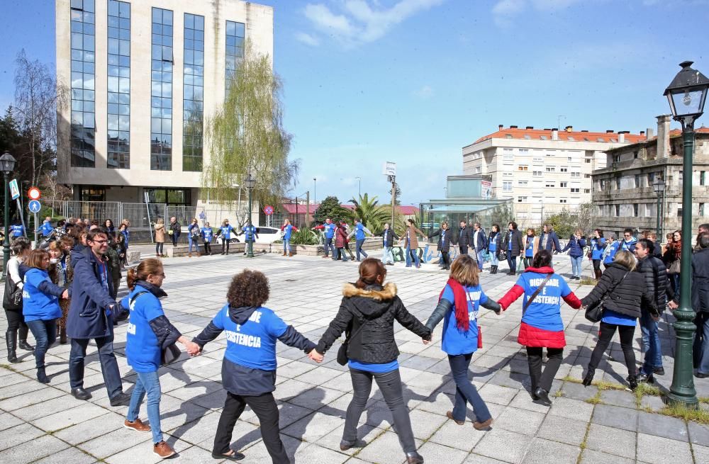 Los funcionarios conformaron una cadena humana en los juzgados de Vigo // Marta G. Brea