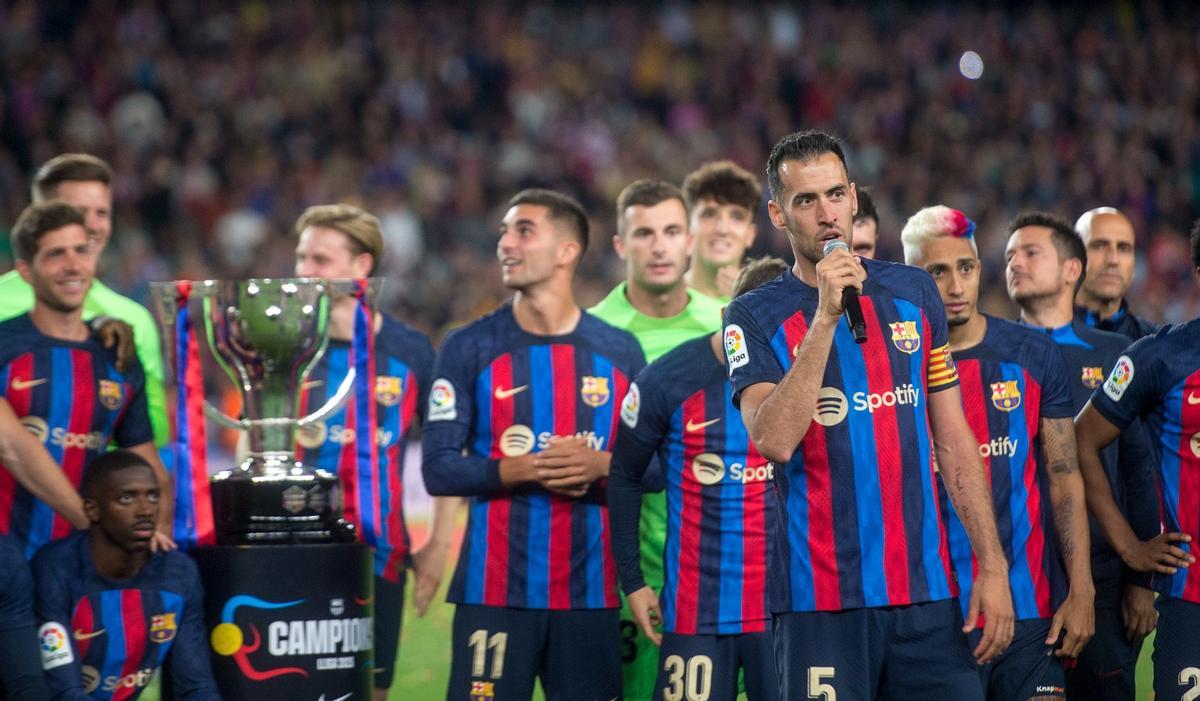Busquets se dirige a la afición tras recibir el trofeo de la Liga en el palco del Camp Nou.