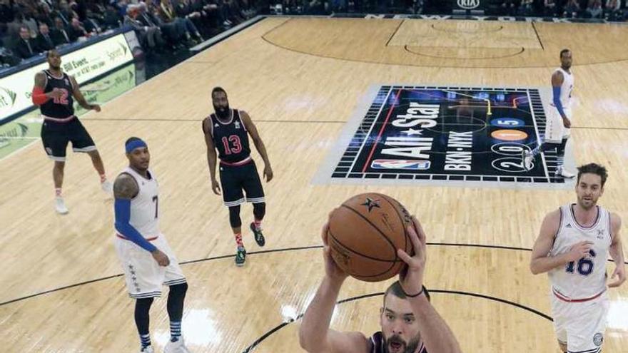 Pau observa a Marc machacar en el anterior All Star. // Jason Szenes