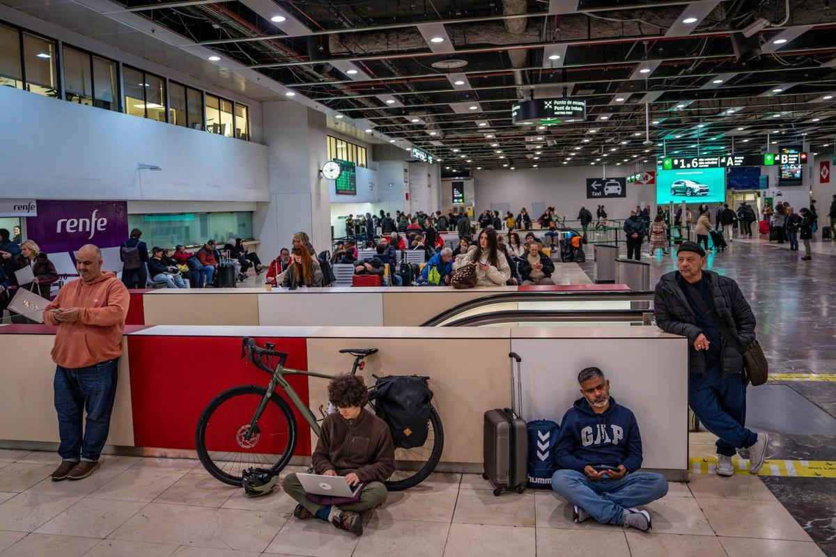 Ambiente en la estación de Sants, en Barcelona, durante uno de los retrasos de Rodalies tras el accidente de Gelida. Foto de archivo