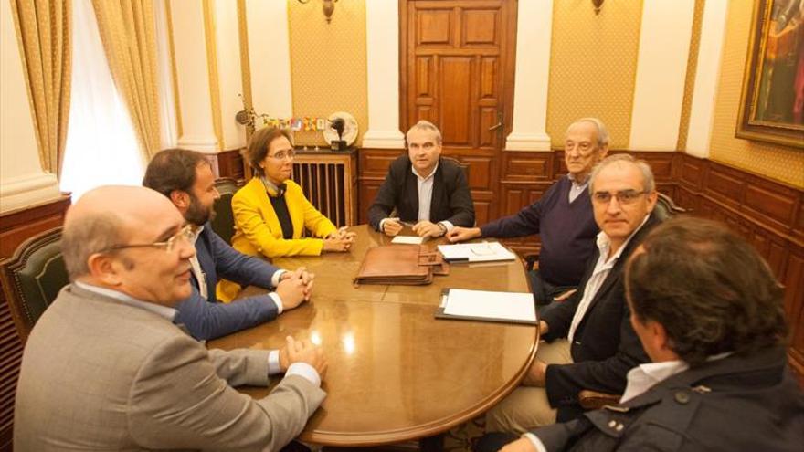 El ayuntamiento y Amigos de Badajoz se reconcilian tras el litigio del cubo