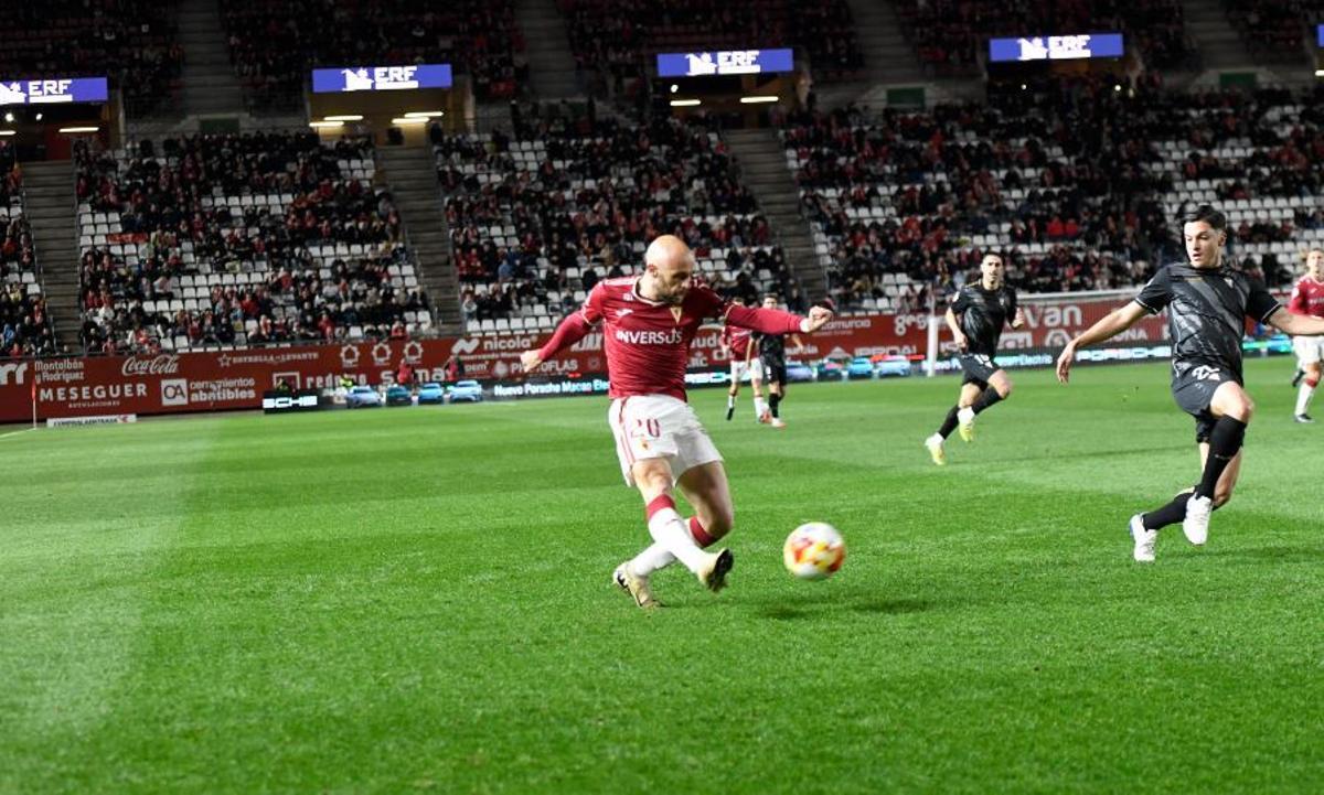 Ekain intenta un centro en el duelo ante el Algeciras