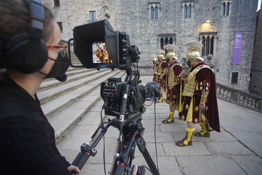 Girona viu el Divendres Sant amb l'acte de la Veneració de la Creu