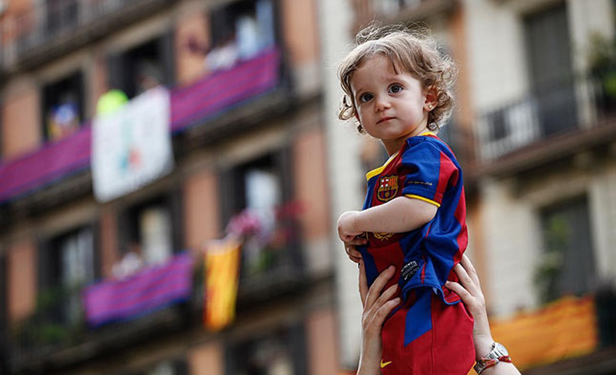 Una nena durant les celebracions de la rua.