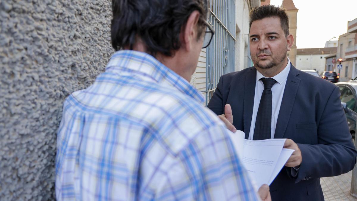 Juan Carlos, de espaldas, junto a su abogado, Carlos García Gil, con la sentencia del TC esta semana en La Aljorra.