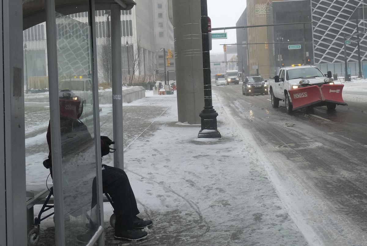 La ciudad de Detroit, helada y paralizada, por el paso de la tormenta Elliott.