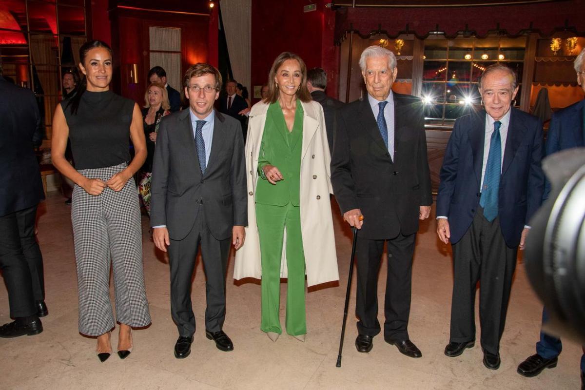 Vargas Llosa, junto a Begoña Villacís, José Luis Martínez Almeida, Isabel Preysler y Gregorio Marañón, en la entrega del premio Madrileño del Año en el Teatro Real.