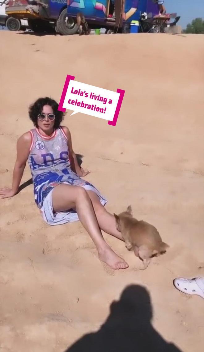 Rosa López y su perra Lola, enganchada a su pie