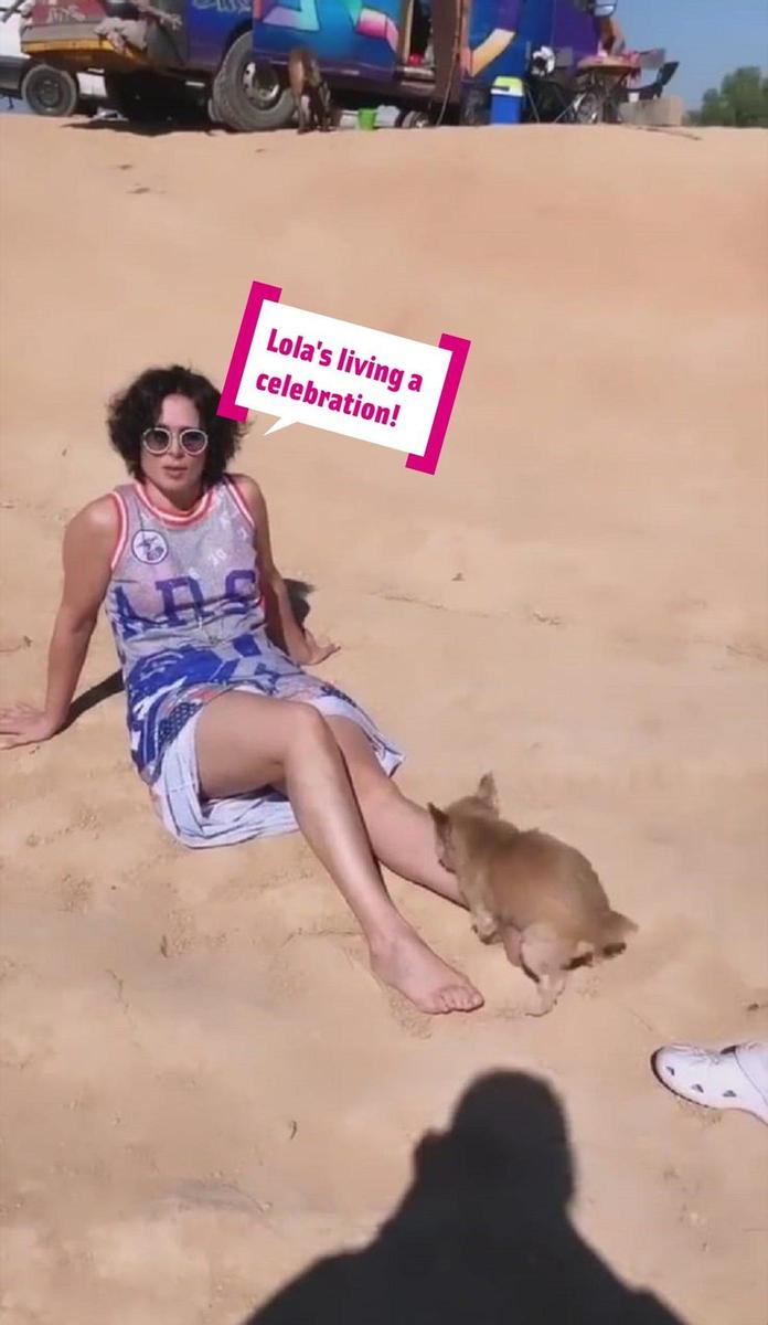Rosa López y su perra Lola, enganchada a su pie