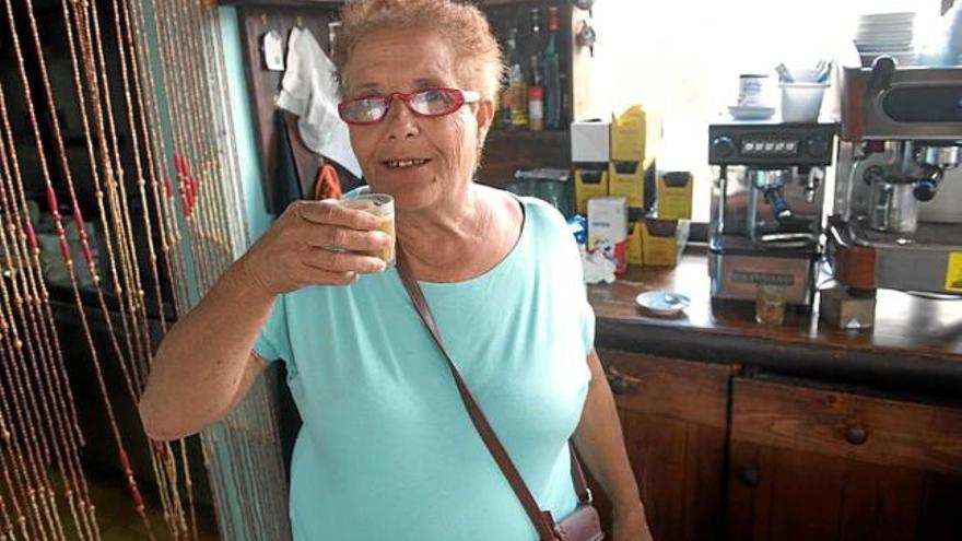 Josefa Hernández pren un cafè al bar d&#039;una de les seves filles