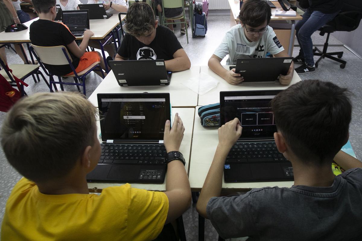 Valencia. Inicio del curso escolar, CEIP El Grau. Alumnos en clase. Archivo