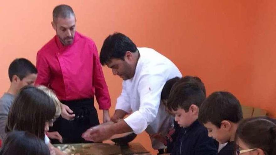 Parada y García, ayer, cocinando con los niños de Cerdedo.