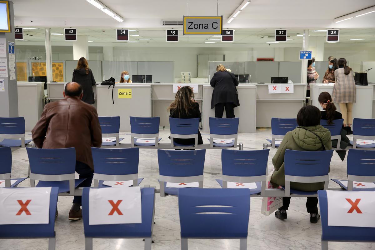 Ambiente interior de una delegación de Hacienda de Barcelona durante la campaña de la renta de 2021.