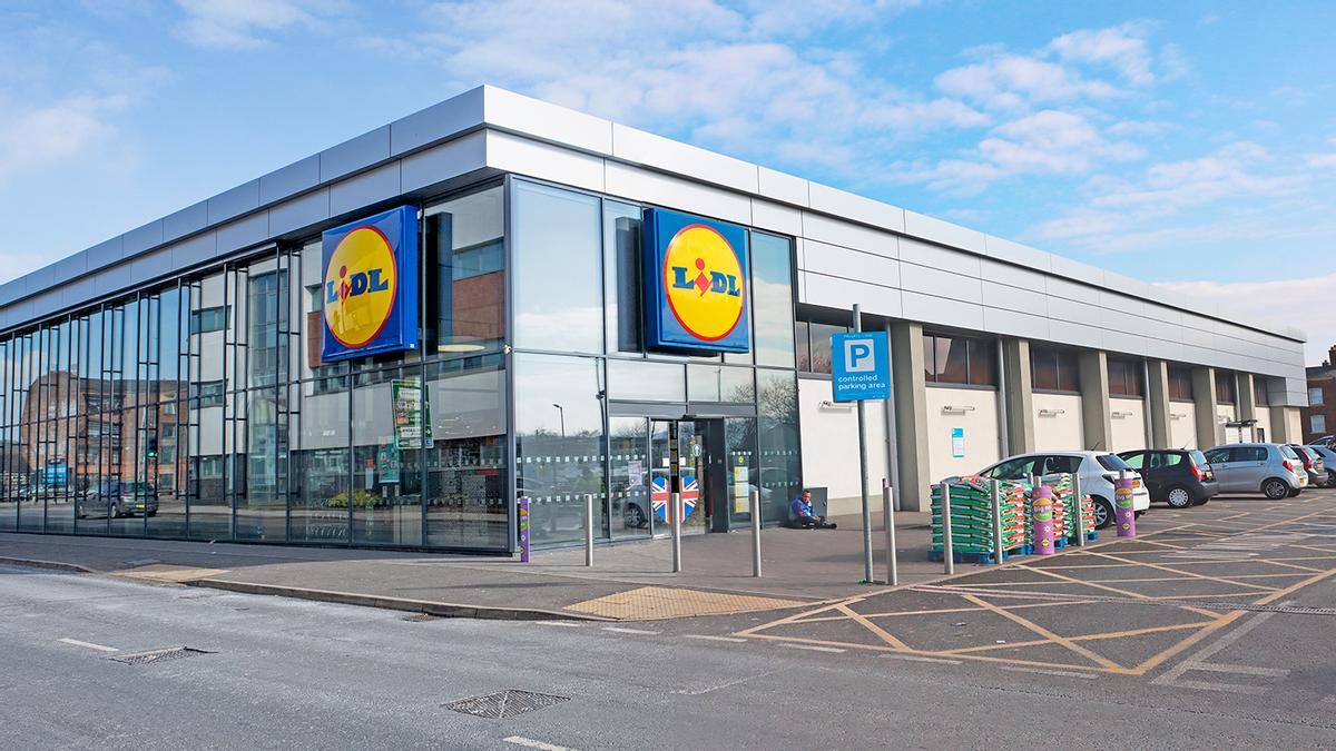 Colas en Lidl por la nueva camiseta ceñida que sirve para hacer deporte o para lucir en la calle de solo 3,99 euros