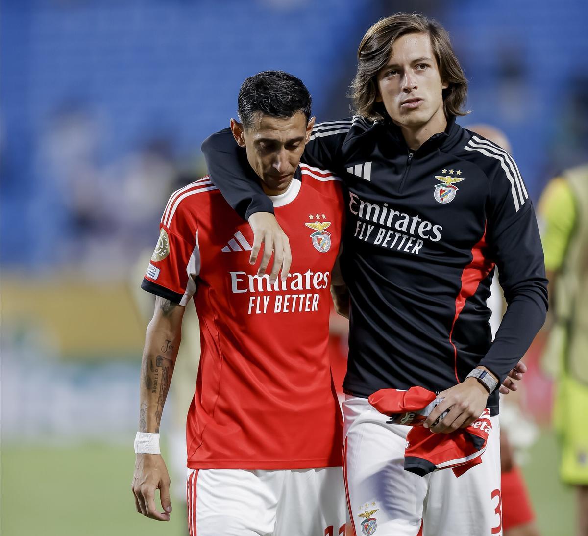 Álvaro Carreras abraza a Ángel Di María tras la eliminación del Benfica.