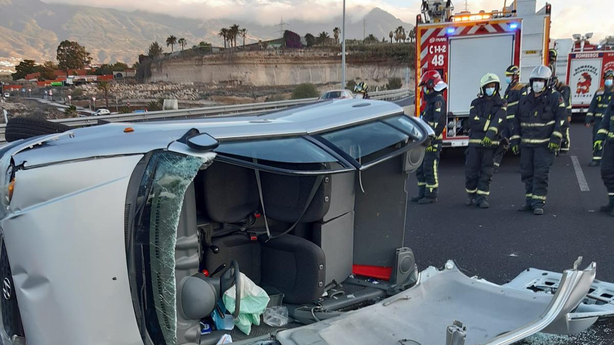 Heridos tres jóvenes tras el vuelco de su vehículo en Güímar