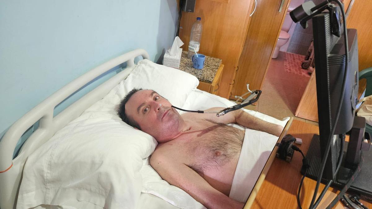 Rafa Botella, el vecino de Simat de la Valldigna en su casa.