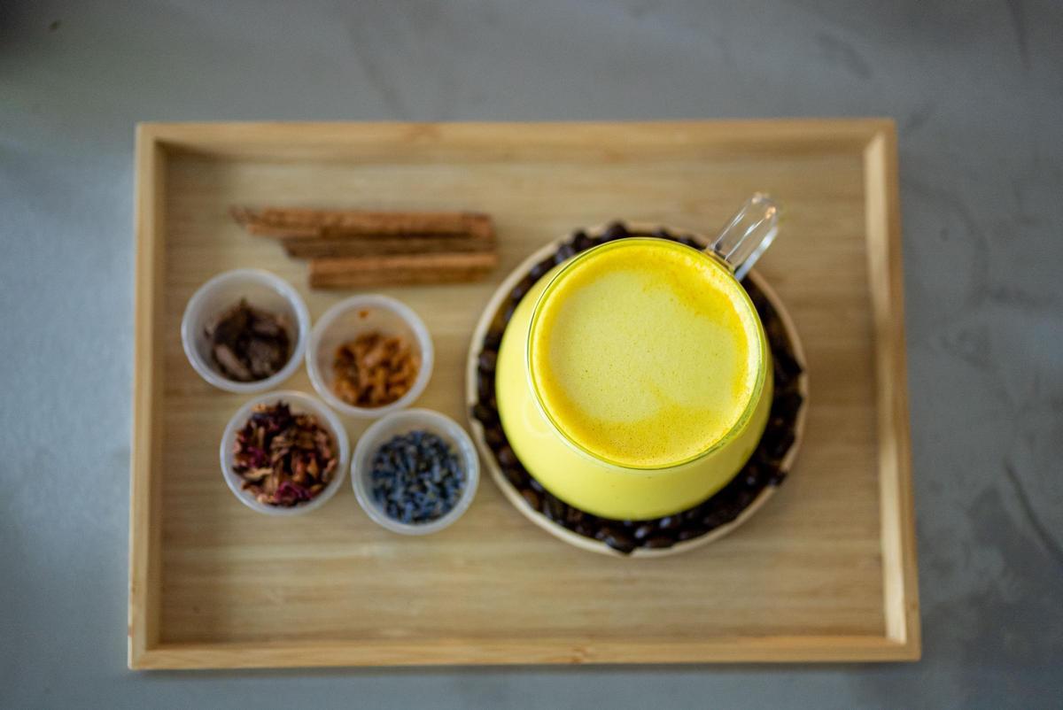 Proceso de preparación de un cúrcuma latte