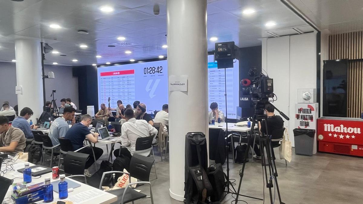 La sede de LaLiga, durante el último día de mercado de fichajes.