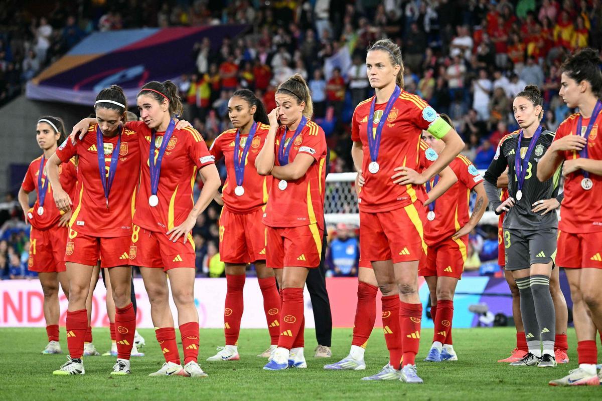 Aitana Bonmatí, abrazada a Mariona Caldentey, junto a sus compañeras de la selección española tras perder frente a Inglaterra la final de la pasada Eurocopa.