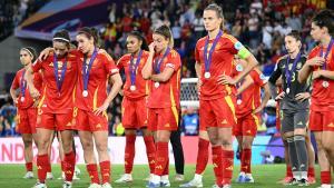 Aitana Bonmatí, abrazada a Mariona Caldentey, junto a sus compañeras de la selección española tras perder frente a Inglaterra la final de la pasada Eurocopa.