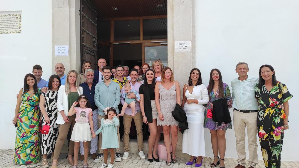 Participantes en la ceremonia en la que dos niños reciben al carta de ciudadanía.